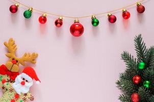 ornamento de santa claus y renos con árbol de navidad y adornos coloridos en la parte superior para un concepto de vacaciones mínimo. foto