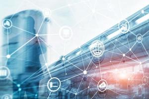 tic - tecnología de la información y las telecomunicaciones e iot - conceptos de internet de las cosas. diagramas con iconos en los fondos de la sala de servidores foto