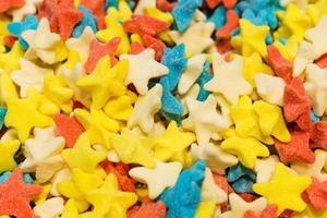 Caramelos gomosos multicolores en forma de estrellas. caramelo brillante foto