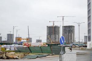 construcción de un gran edificio de cemento de hormigón cómodo de varios pisos moderno nuevo edificio de varios pisos con marco monolítico con ventanas, paredes y balcones foto