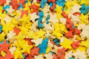 Caramelos gomosos multicolores en forma de estrellas. caramelo brillante foto