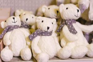 adorables osos de peluche en una tienda de juguetes. osito de peluche es el mejor regalo para parejas foto