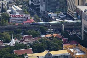 vista aérea de wat pathum wanaram rachaworawihan y siam paragon en bangkok foto