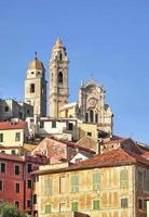 italia, liguria iglesia de san giovanni battista y edificios antiguos de la ciudad de cervo foto