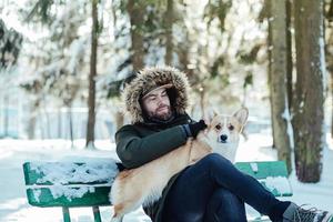 mascota feliz y su dueño divirtiéndose foto