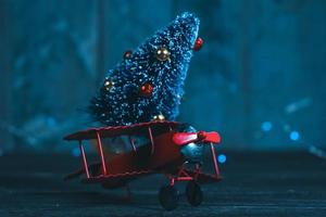 decoración del árbol de navidad en el avión de juguete foto