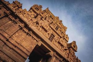 el gran templo tanjore o el templo brihadeshwara fue construido por el rey raja raja cholan en thanjavur, tamil nadu. es el templo más antiguo y más alto de la india. este templo figura en el patrimonio de la unesco foto