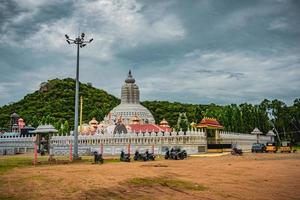 sri maha bhairavar rudra aalayam es un famoso templo indio en tiruvadisoolam, chengalpattu, tamilnadu, sur de la india. el famoso templo del dios hindú, el mejor lugar turístico de la india foto