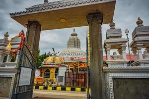 sri maha bhairavar rudra aalayam es un famoso templo indio en tiruvadisoolam, chengalpattu, tamilnadu, sur de la india. el famoso templo del dios hindú, el mejor lugar turístico de la india foto