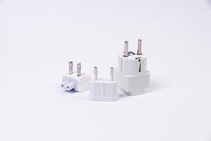 varios adaptadores de cables convertidores para computadoras y teléfonos inteligentes hdmi vga usb dvi dp aislado en blanco foto