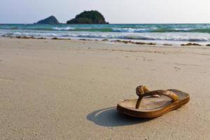 chanclas en la playa foto