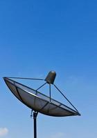 antena parabólica en el cielo foto