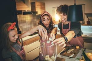 trabajo en equipo en la cocina foto