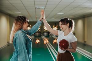 amigas celebrando en una bolera foto