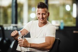 disfrutando de un refresco después del gimnasio foto