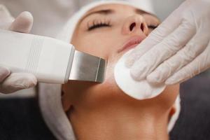 limpieza facial ultrasónica en un salón de belleza