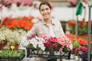 sonriente joven jardinero foto