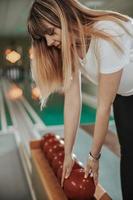 niña jugando bolos bolos foto