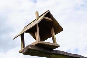 antiguo comedero para pájaros de madera foto