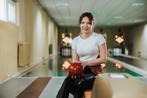 mujer joven en una bolera foto