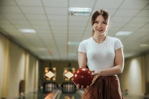 niña jugando bolos bolos foto