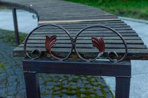 banco romántico en un parque tranquilo en verano foto