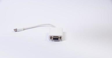 varios adaptadores de cables convertidores para computadoras y teléfonos inteligentes hdmi vga usb dvi dp aislado en blanco foto