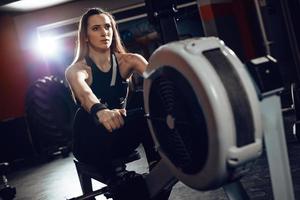 entrenamiento de remo en el gimnasio foto