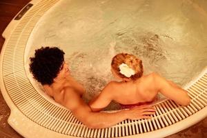 pareja relajándose en el spa foto