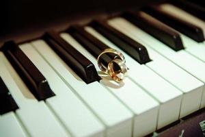 dos anillos de boda en el suelo con contraste foto