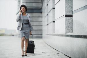 mujer de negocios va por un camino foto