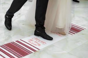 pies de novia y novio, zapatos de boda foto