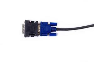 varios adaptadores de cables convertidores para computadoras y teléfonos inteligentes hdmi vga usb dvi dp aislado en blanco foto