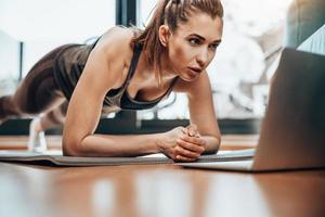 mujer haciendo ejercicio en línea en casa foto