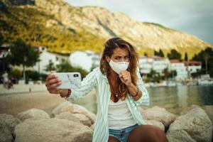 mujer enferma tosiendo mientras hace una videollamada foto