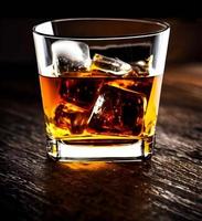 whisky en vidrio transparente y botella también dibujo de alcohol en hielo cortado en cubitos. ilustración de imagen e imagen de bebida para el fondo foto