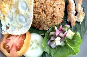 una de las mejores comidas del mundo según lo declarado por el mundialmente famoso canal de noticias arroz frito indonesio nasi goreng