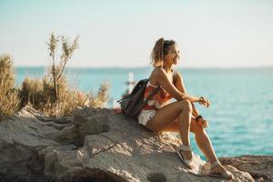 mujer disfrutando de unas vacaciones de verano en la costa mediterránea foto