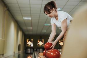 mujer joven jugando a los bolos foto