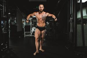 hombre entrenando en máquina para su músculo pectoral en el gimnasio foto