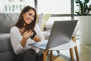 mantenerse conectada con personas que la hacen sonreír foto