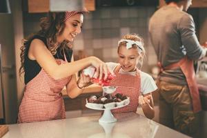 el pequeño ayudante de mamá foto