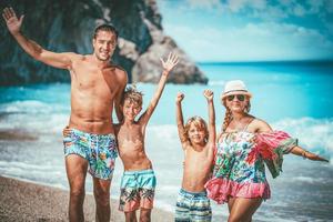 familia en vacaciones en la playa foto