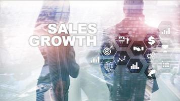 concepto de crecimiento gráfico. aumento de ventas, estrategia de marketing. doble exposición con gráfico de negocios. foto
