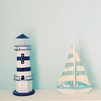 modelo de faro y barco para decoración en habitación con efecto de filtro retro foto