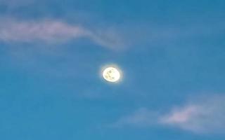 primer plano de la luna brillando intensamente en México. foto