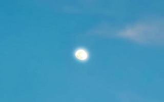 primer plano de la luna brillando intensamente en México. foto