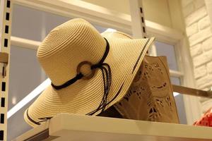 un sombrero de mujer se vende en una tienda en israel. foto