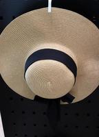 un sombrero de mujer se vende en una tienda en israel. foto