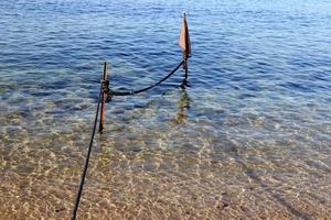 cuerda de cáñamo con boyas en la playa de la ciudad foto